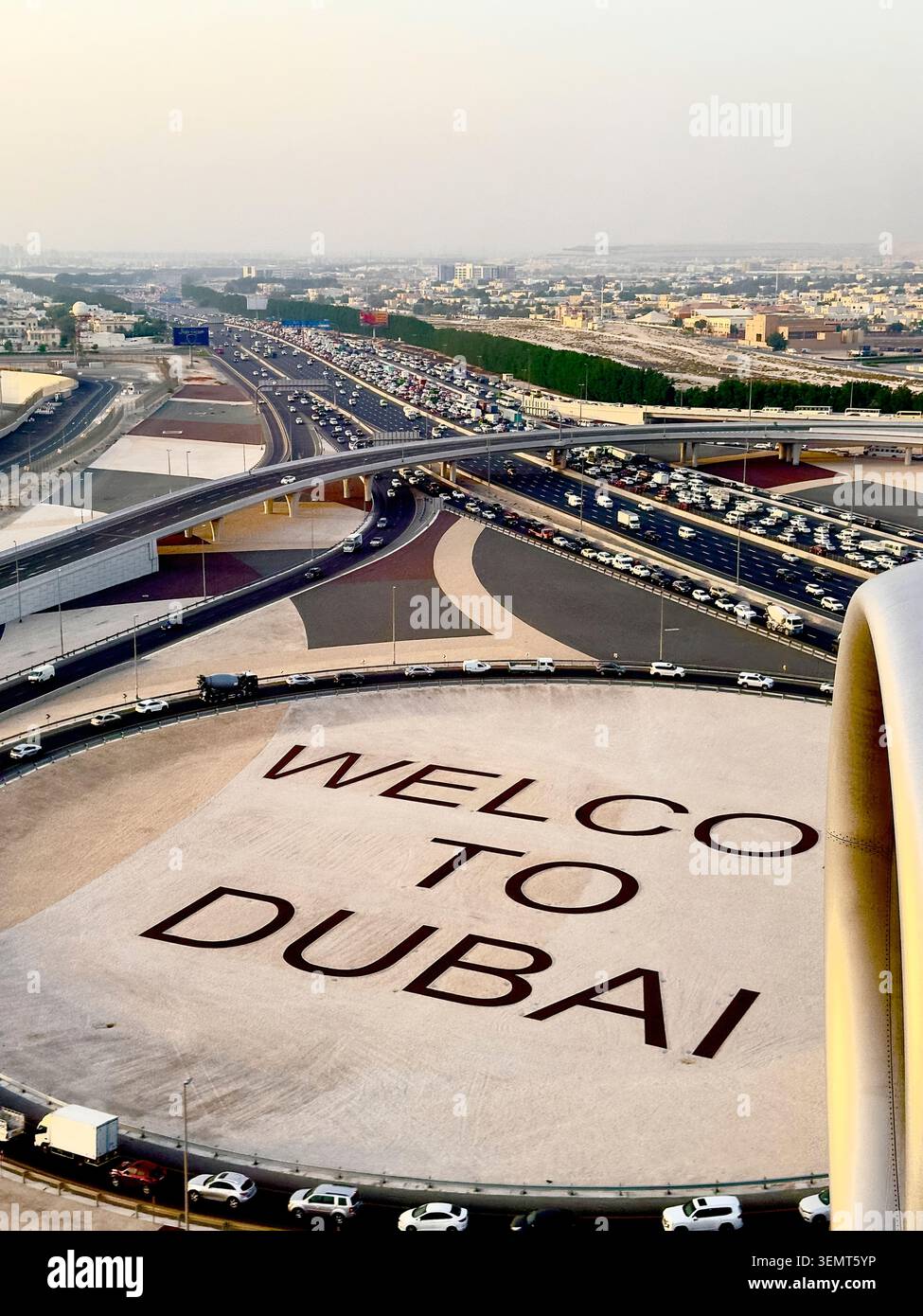 L'iconico cartello Welcome to Dubai si affaccia su un massiccio interscambio stradale congestionato vicino all'Aeroporto Internazionale di Dubai, con un forte traffico sottostante. Foto Stock