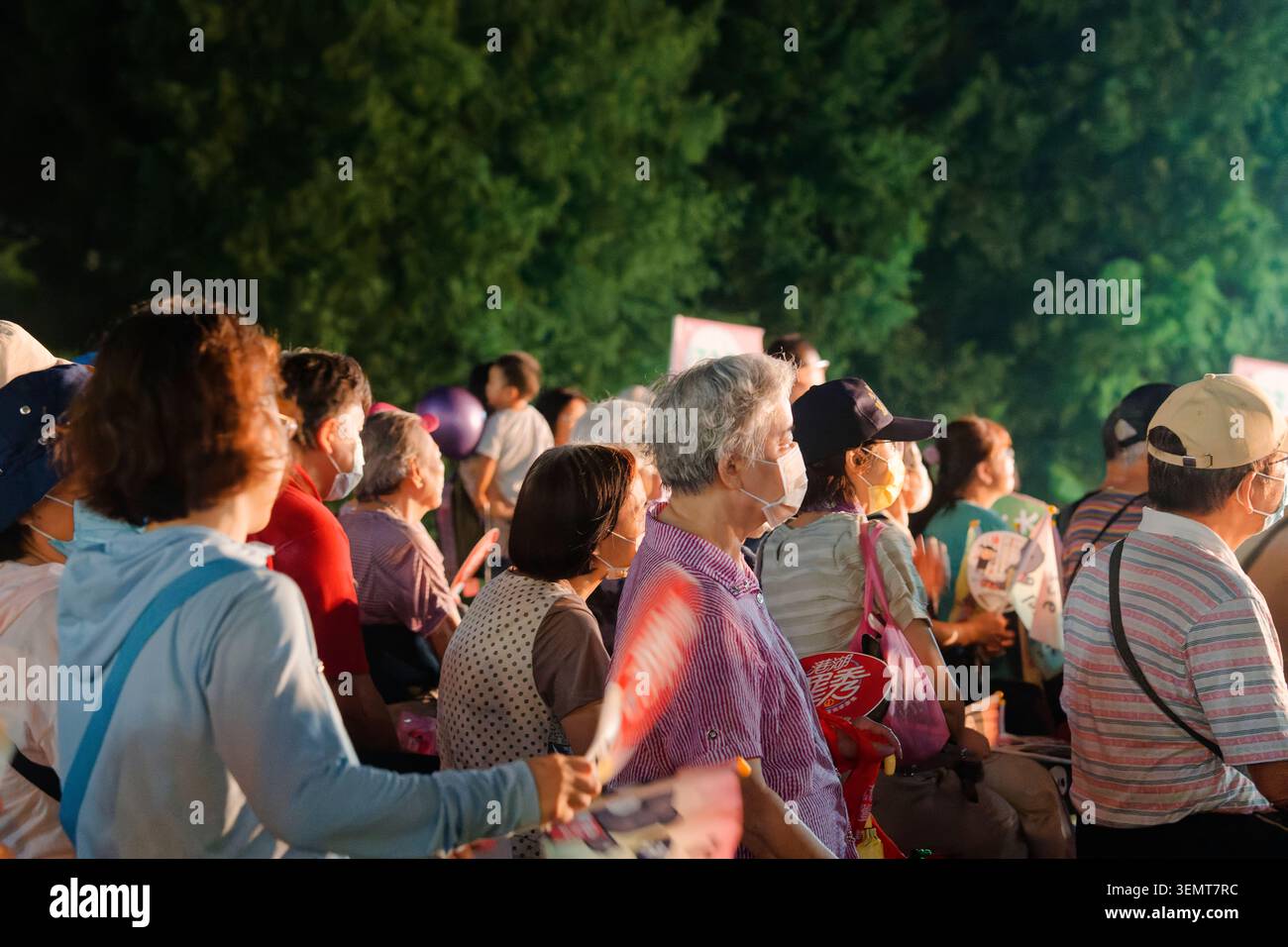 Taipei, Taiwan - 16 luglio 2025: Gli anziani ascoltano attentamente un discorso durante una campagna notturna per il movimento Grand Recall. Foto Stock