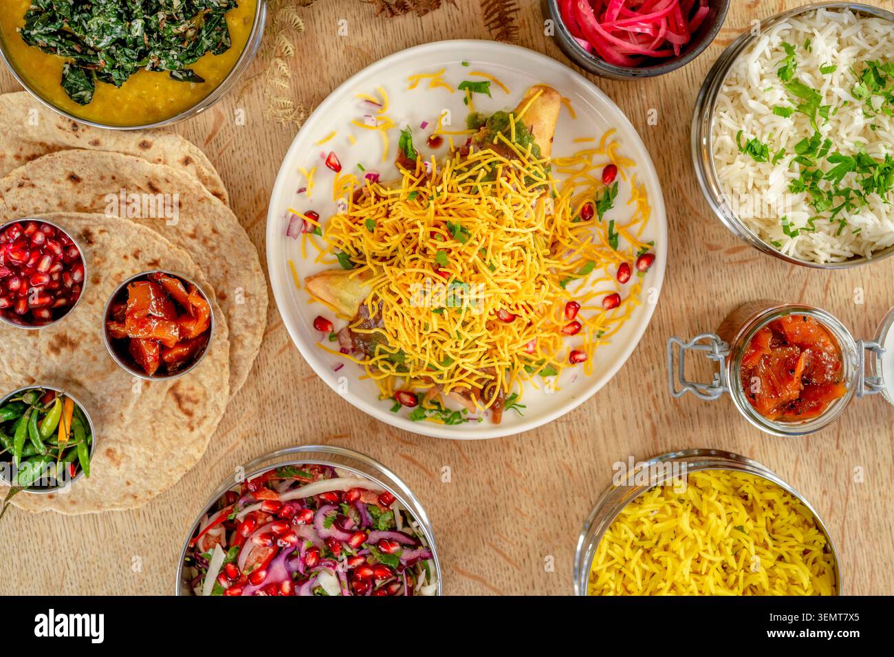 Deliziosa varietà di vibranti piatti della cucina indiana, con ricchi sapori e tessuti Foto Stock