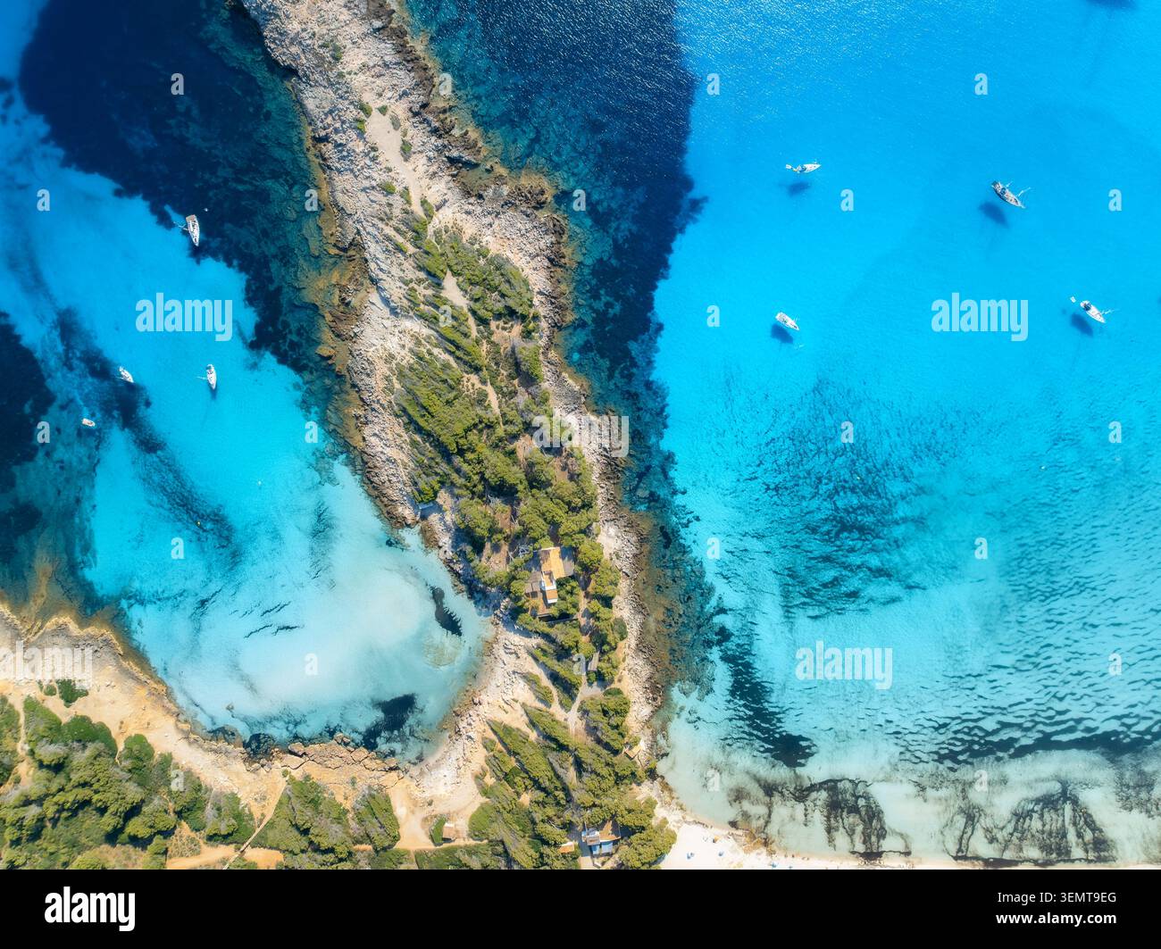Vista aerea dall'alto verso il basso della penisola rocciosa di Maiorca, Spagna Foto Stock