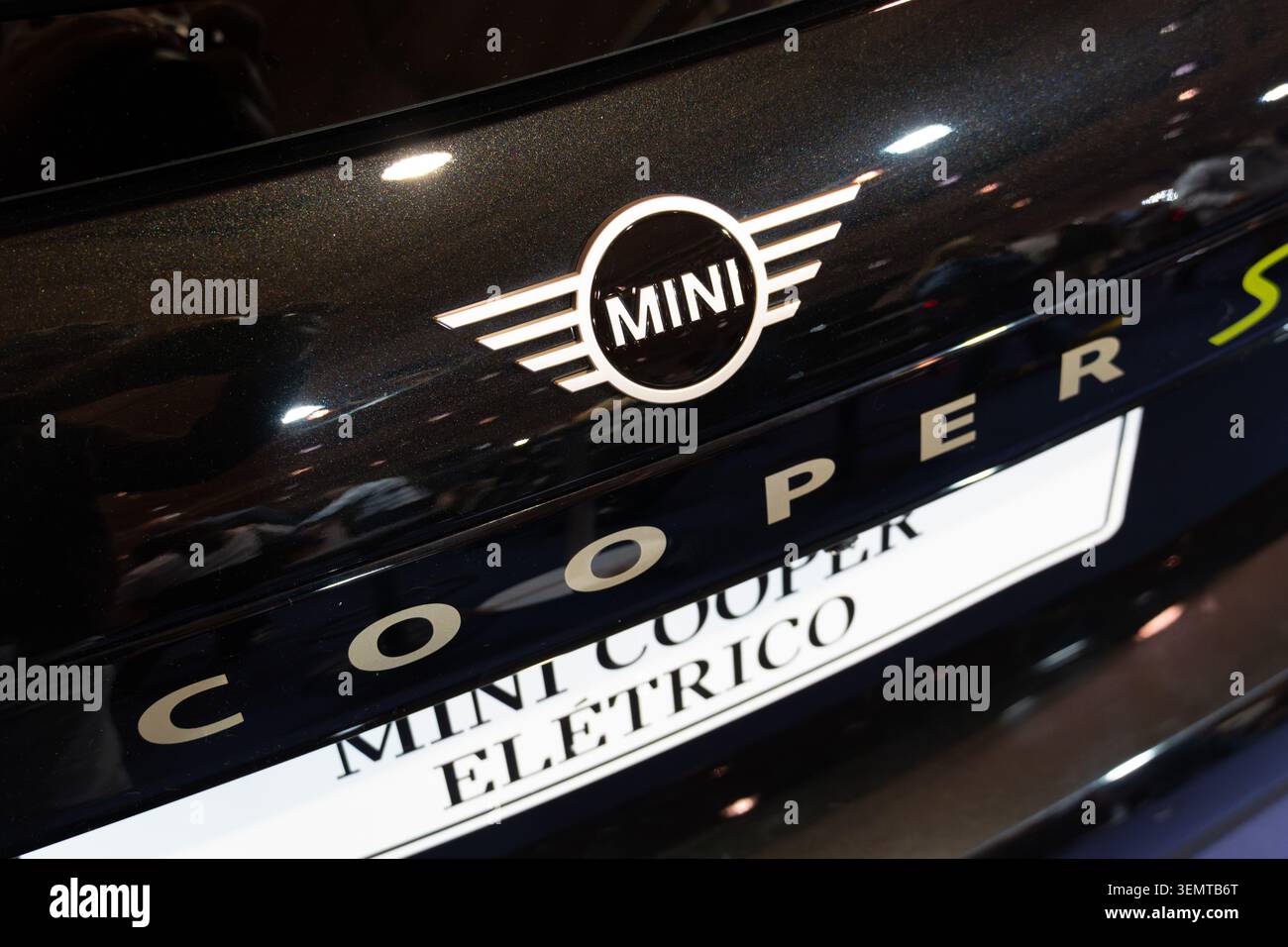 Primo piano del logo e del logo DELLA MINI Cooper S Eletrico all'ECAR Show di Lisbona Foto Stock