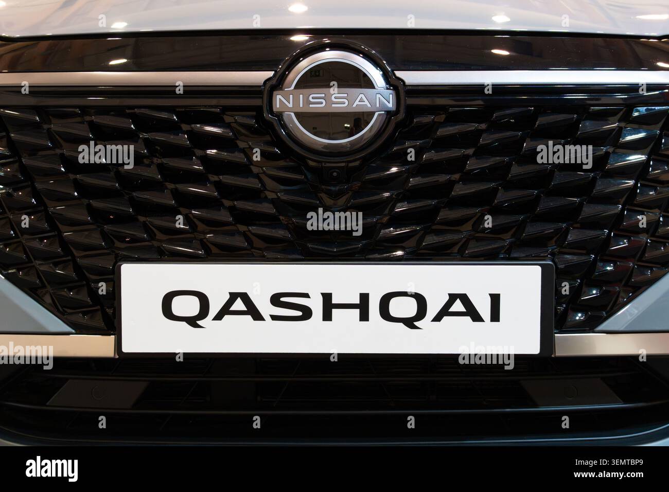 Primo piano della griglia frontale e del badge Nissan Qashqai e-Power all'ECAR Show 2026 Foto Stock