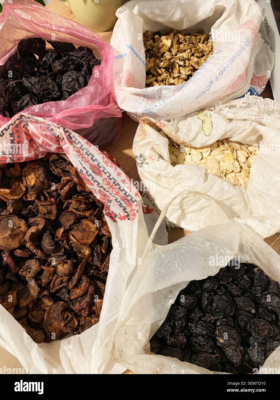 Mele secche, prugne e pere, semi di zucca e noci, conserve fatte in casa per l'inverno. Foto Stock