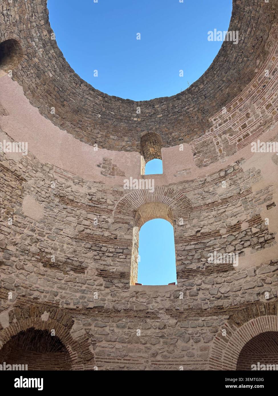 Guardando verso l'alto all'interno della struttura circolare in pietra del Palazzo di Diocleziano a Spalato, Croazia - Immagine stock catturata con smartphone