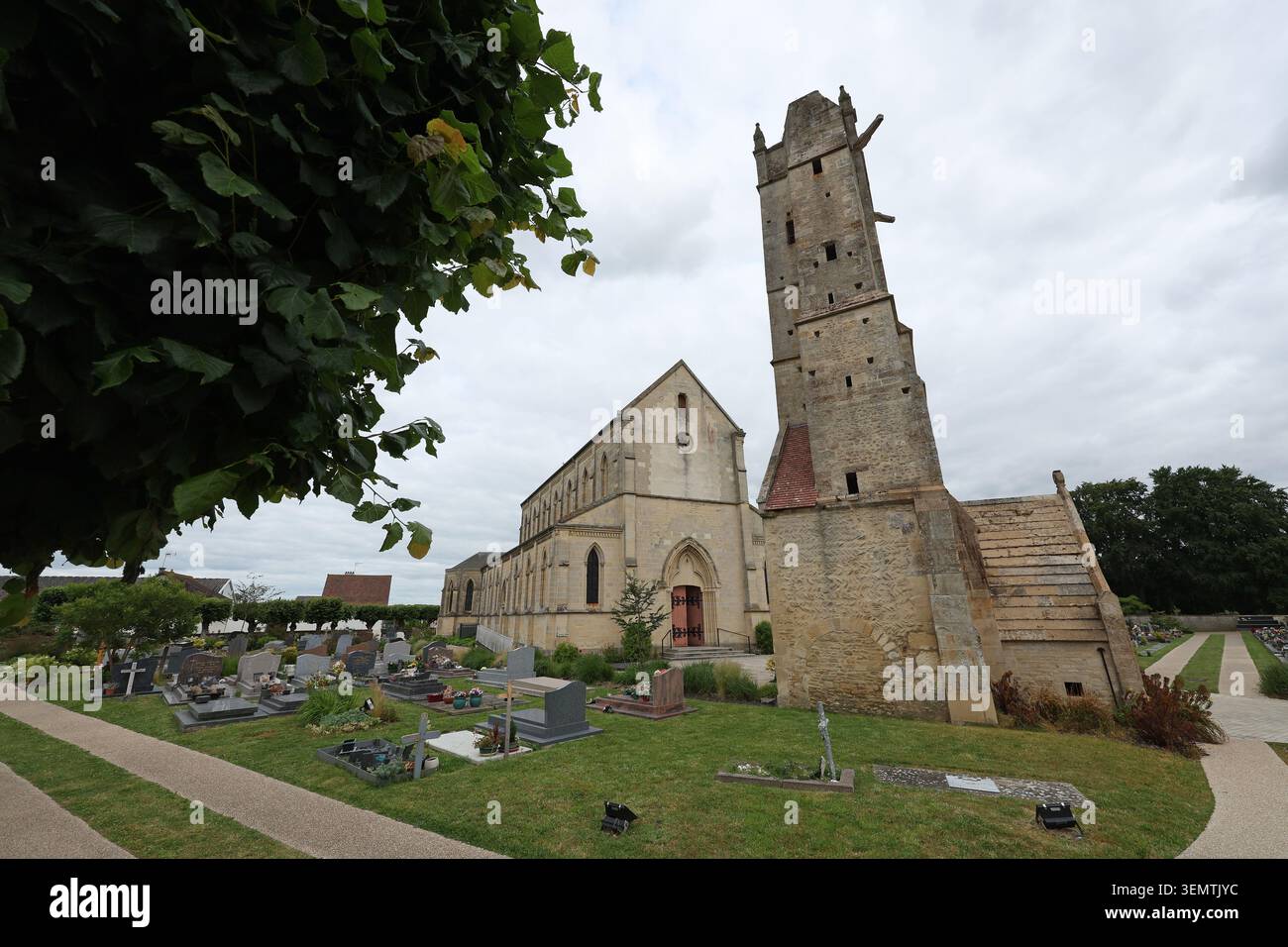 Ranville Church and Churchyard, Ranville, Normandia, Francia, liberata dalla 6th Airborne Division il giorno del D, 6 giugno 1944. Foto Stock