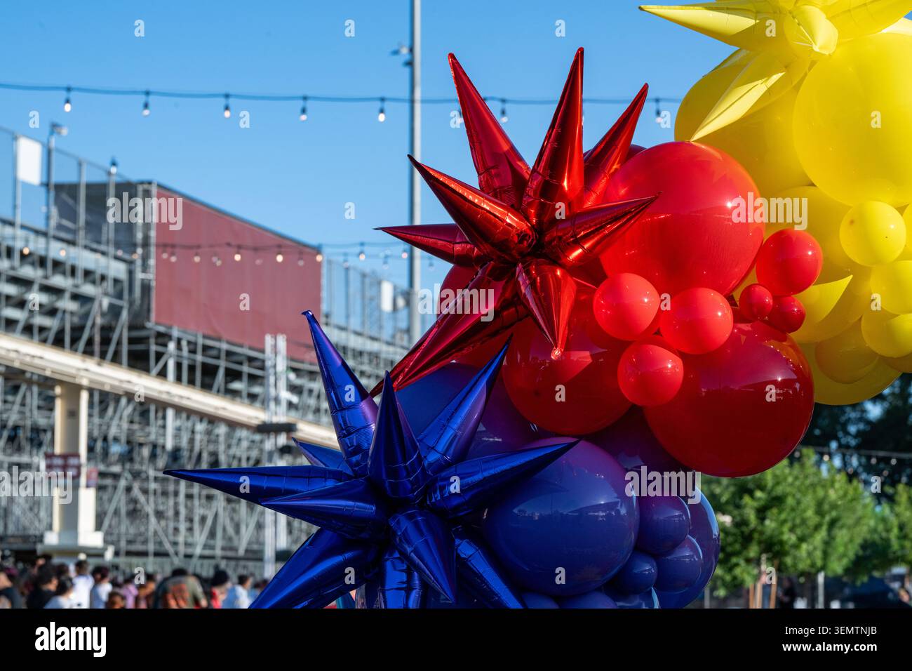 Le stelle colorate e i palloncini rotondi decorano uno stadio durante la celebrazione del Pride Month. Foto Stock