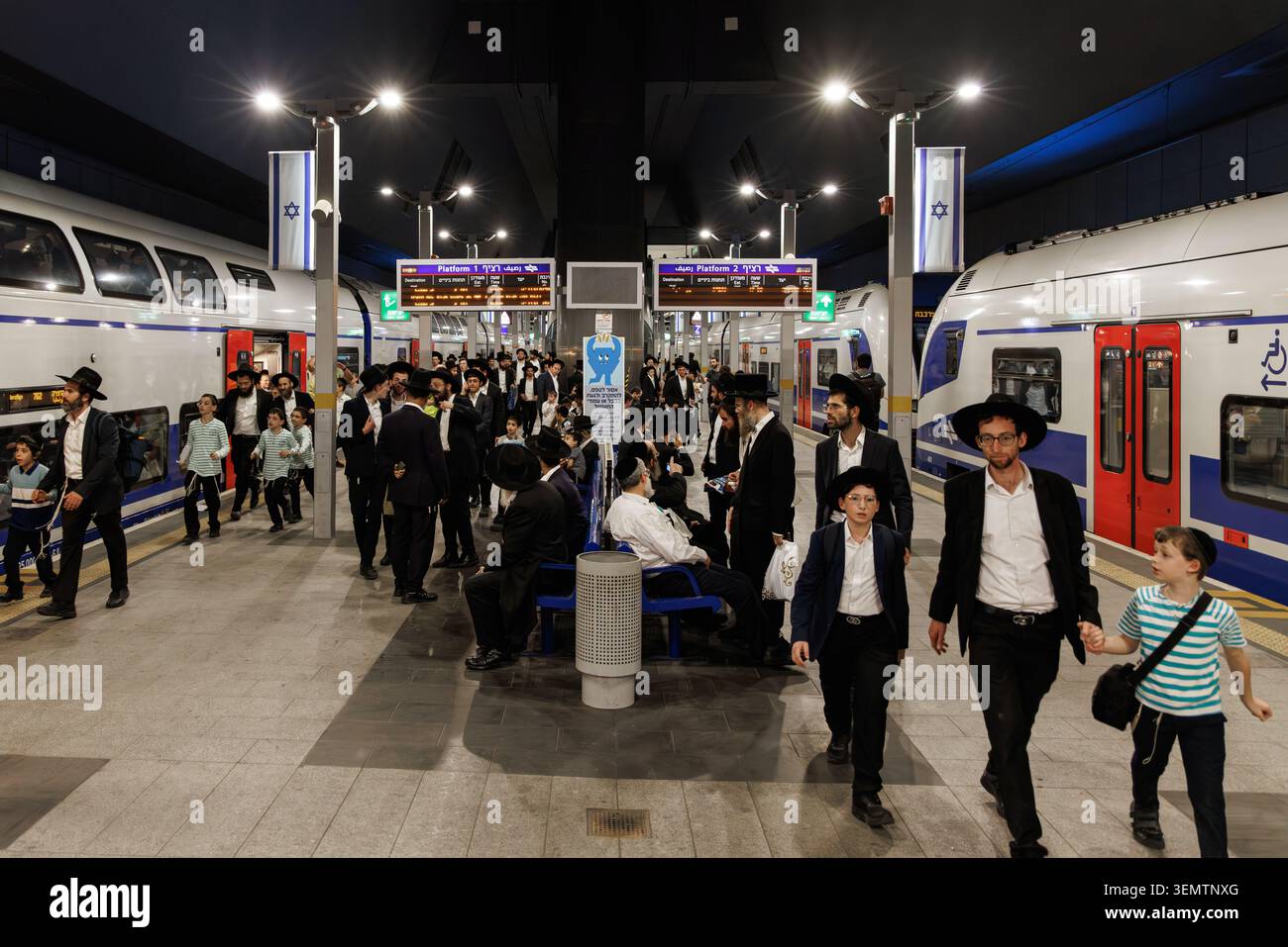 Piattaforma affollata con passeggeri ebrei ultra-ortodossi alla stazione ferroviaria di Yitzhak Navon, Gerusalemme, Israele Foto Stock