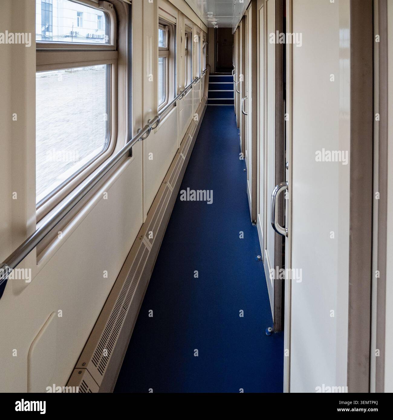 carrello interno in treno ferroviario a lunga percorrenza Foto Stock