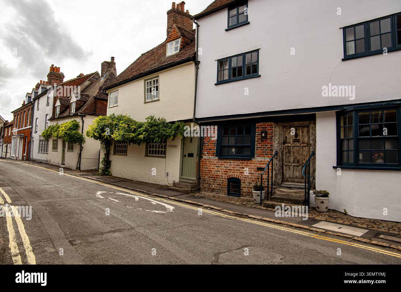 Vista sulla strada storica con tradizionali case in legno e cottage dipinti di bianco in Silverless Street, Marlborough Wiltshire Foto Stock