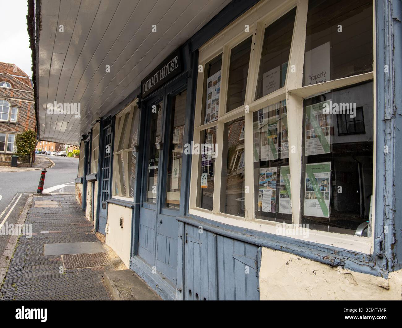 Vista ad angolo basso di Dormy House Kingsbury Street Marlborough con una finestra di un agente immobiliare Foto Stock
