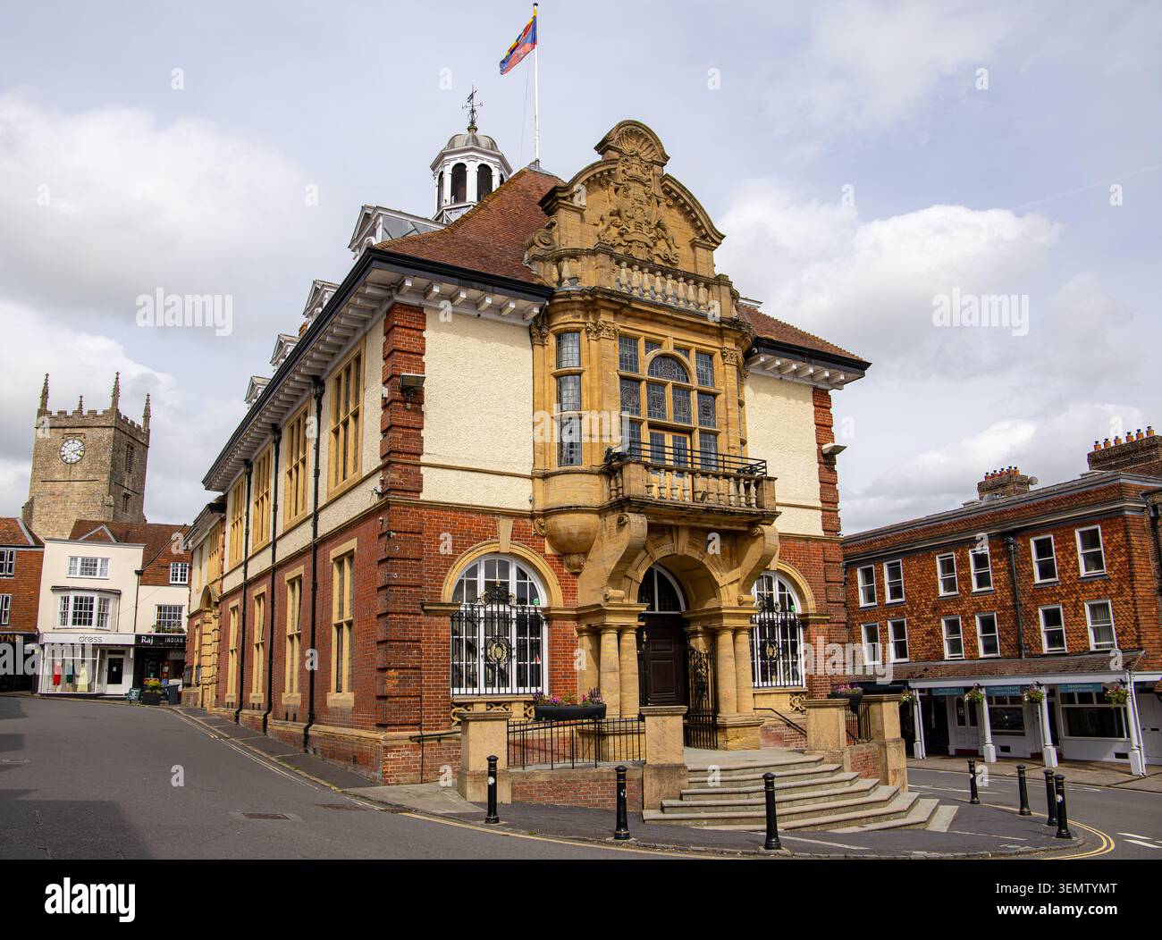 Vista dello storico edificio del municipio di Marlborough con facciata in mattoni rossi e pietra sulla High Street. Foto Stock