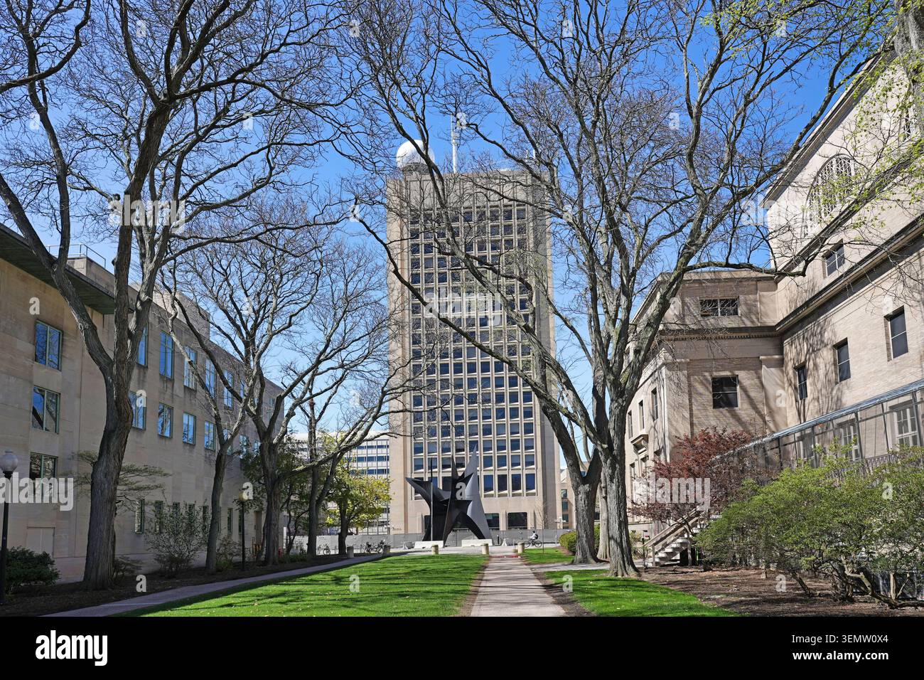 Campus centrale del Massachusetts Institute of Technology, con il grattacielo Green Building per la scienza atmosferica sullo sfondo Foto Stock