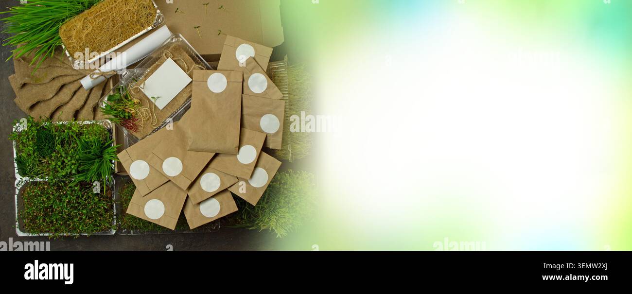 Il tessuto naturale in burlap, lo spago di iuta e il tappetino in fibra accentuano il carattere organico e artigianale dell'intero set. La disposizione dettagliata evidenzia i vassoi con Foto Stock