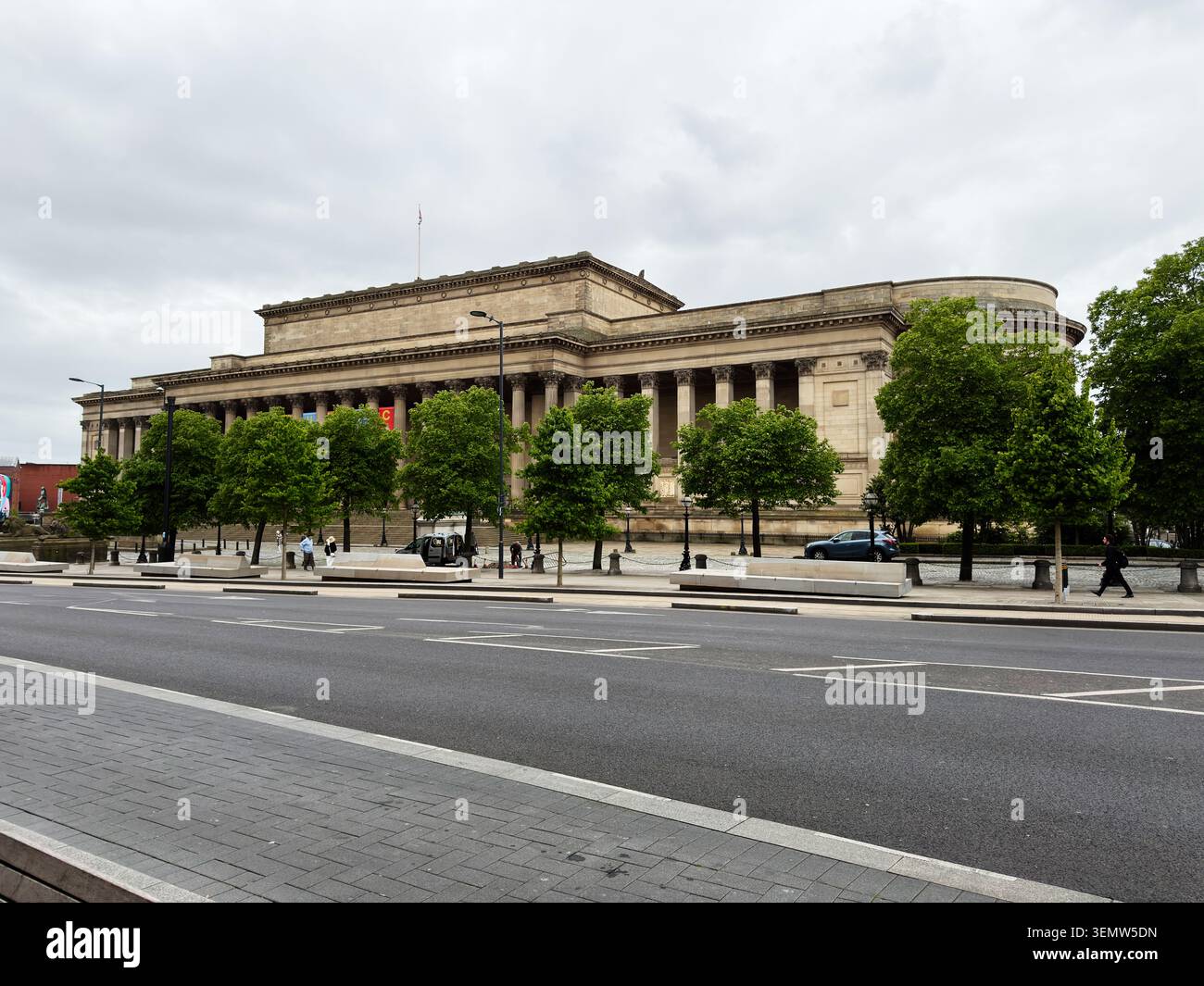 Liverpool, Regno Unito - 16 maggio 2026: Neoclassico St George's Hall incorniciato da alberi lungo una tranquilla Liverpool Street in una giornata di coperto. Foto Stock