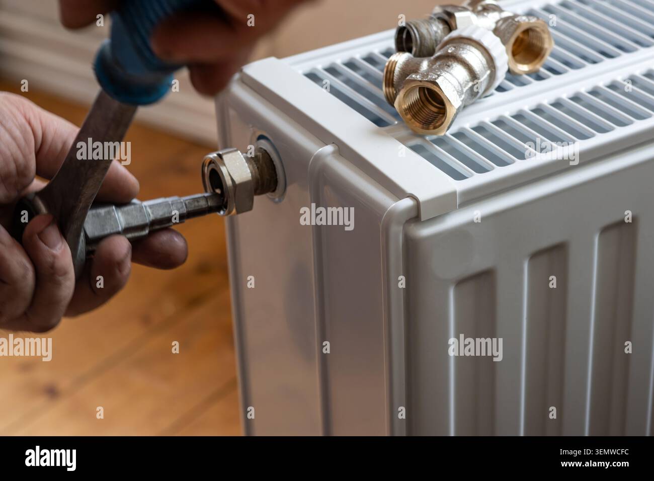 Montaggio di un nuovo radiatore Foto Stock