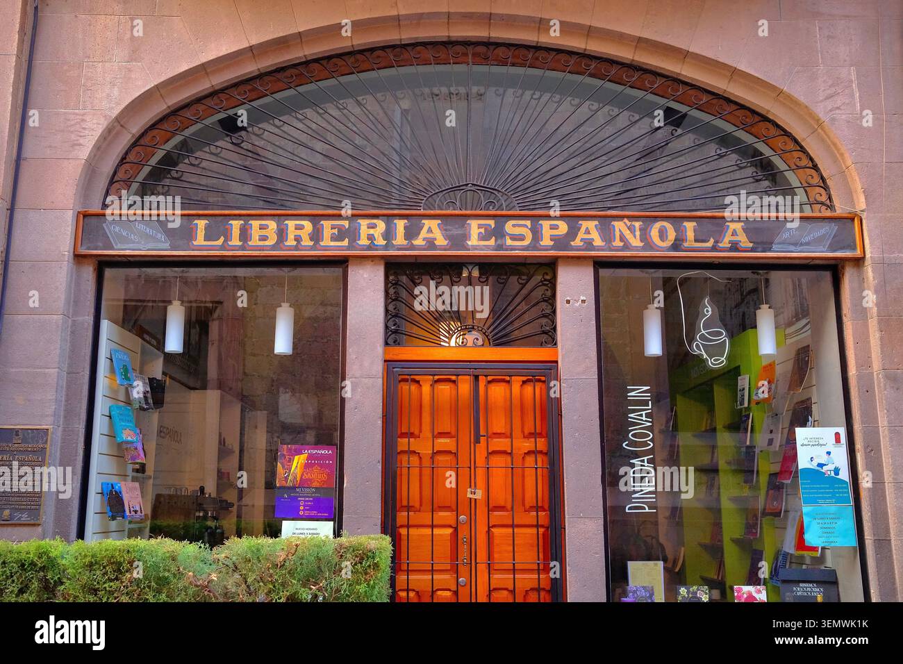 Ingresso alla libreria sotto la facciata in pietra coloniale (San Luis Potosi, San Luis Potosi, Messico - 19 maggio 2026) Foto Stock