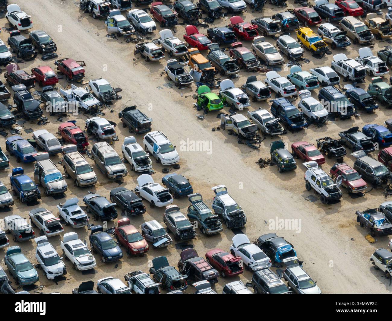 Lo scatto ad angolo alto mostra un deposito di auto pieno Foto Stock