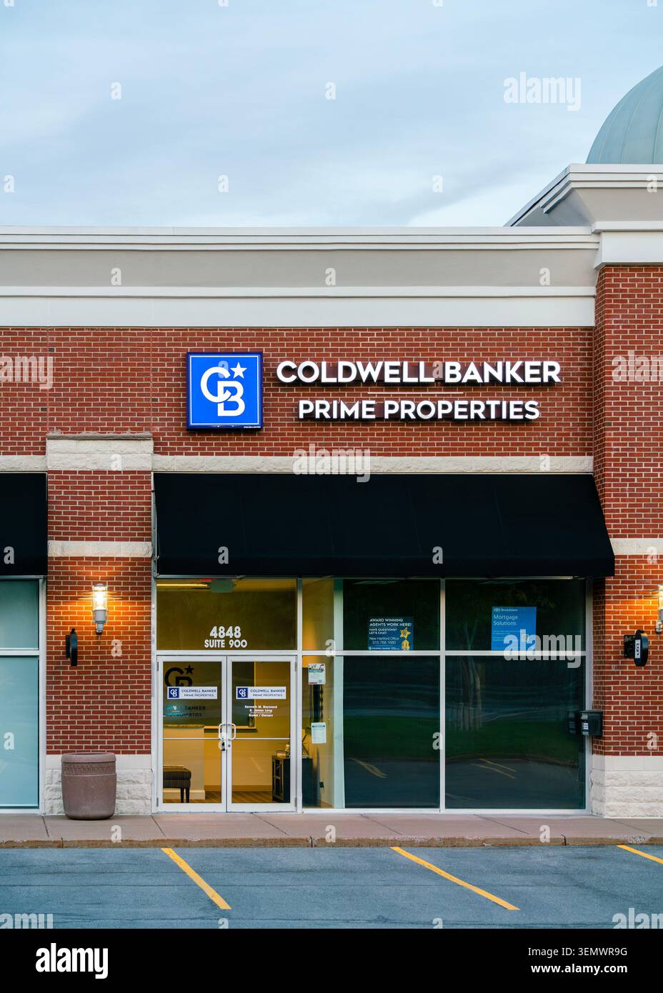 New Hartford, New York - 26 maggio 2026: Esterno dell'ufficio immobiliare Coldwell Banker prime Properties, parte della Coldwell Banker Real Estate LLC (un subsi Foto Stock