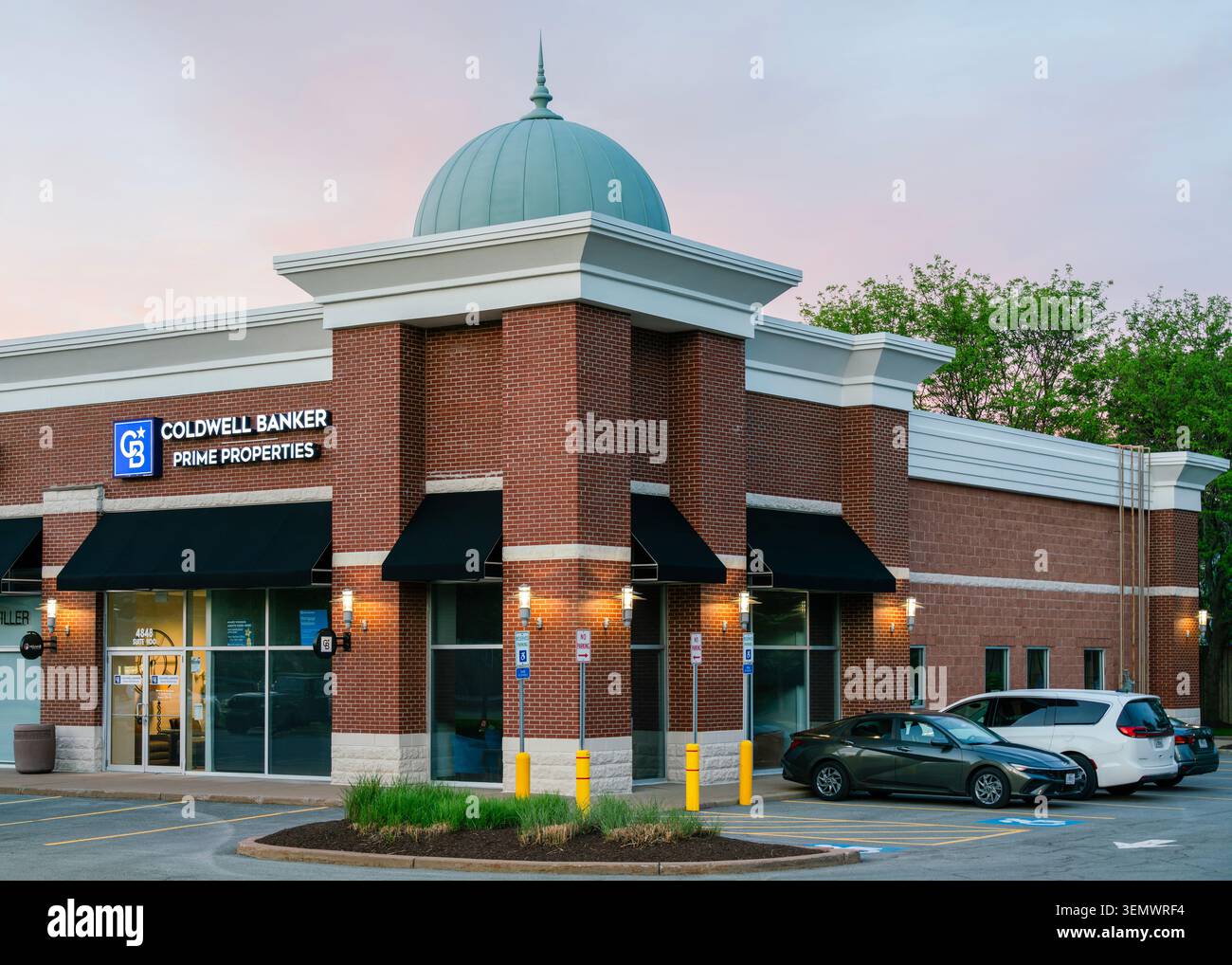 New Hartford, New York - 26 maggio 2026: Esterno dell'ufficio immobiliare Coldwell Banker prime Properties, parte della Coldwell Banker Real Estate LLC (un subsi Foto Stock