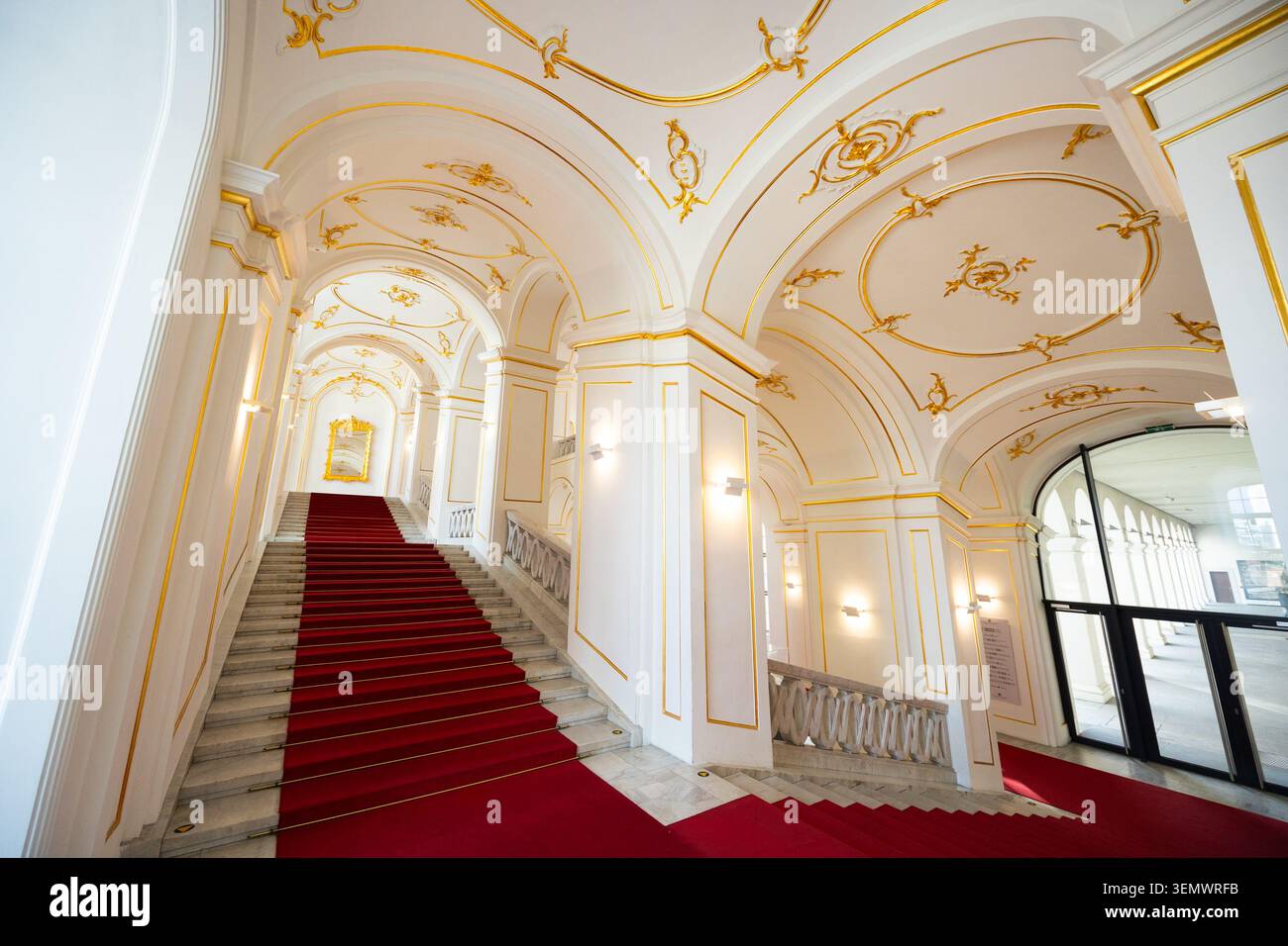 Grande scalinata del Castello di Bratislava con tappeto rosso e balaustra in marmo Foto Stock
