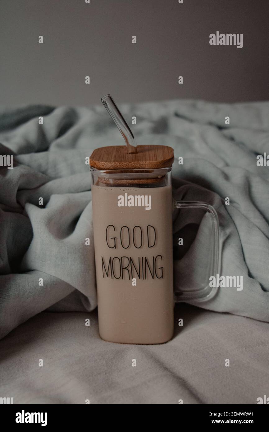 Buon drink mattutino in una tazza di vetro Foto Stock