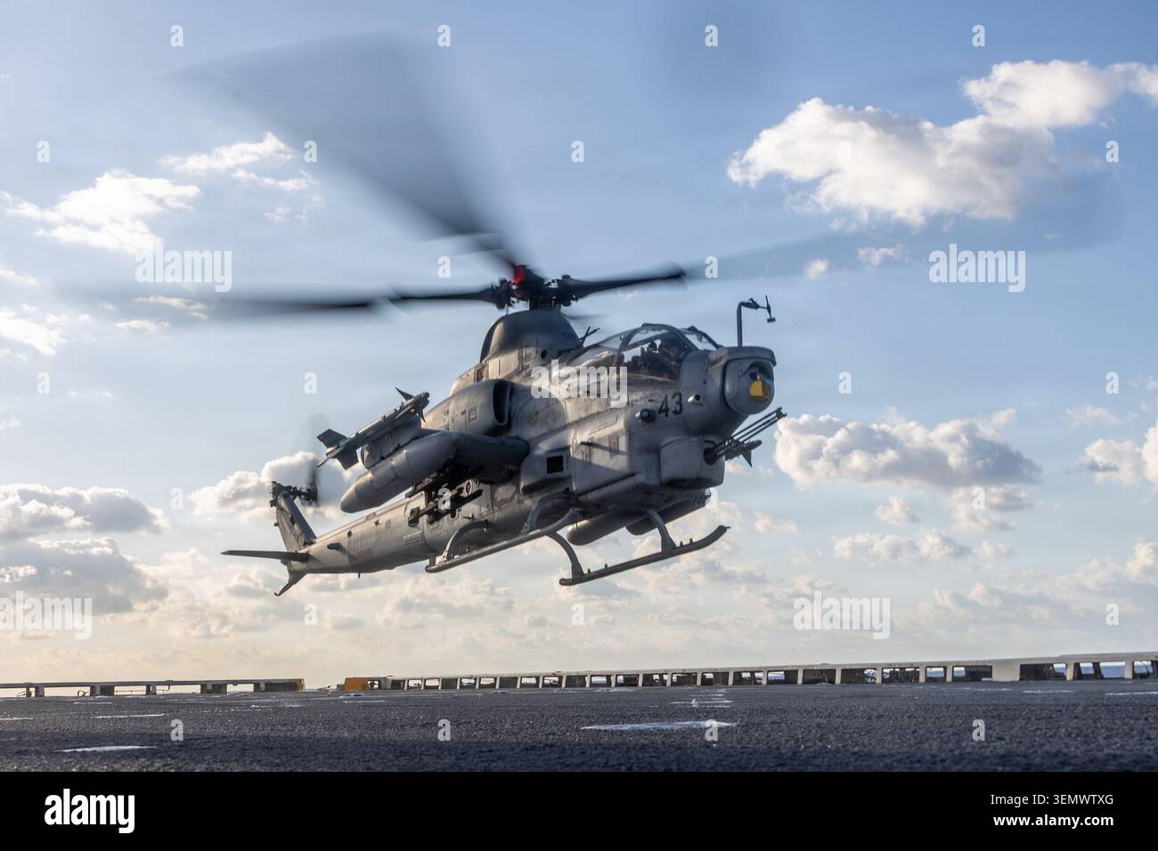 Un elicottero US Marine AH-1Z Viper con Marine Medium Tiltrotor Squadron (VMM) 263 (rinforzato), 22nd Marine Expeditionary Unit (Special Operations Foto Stock