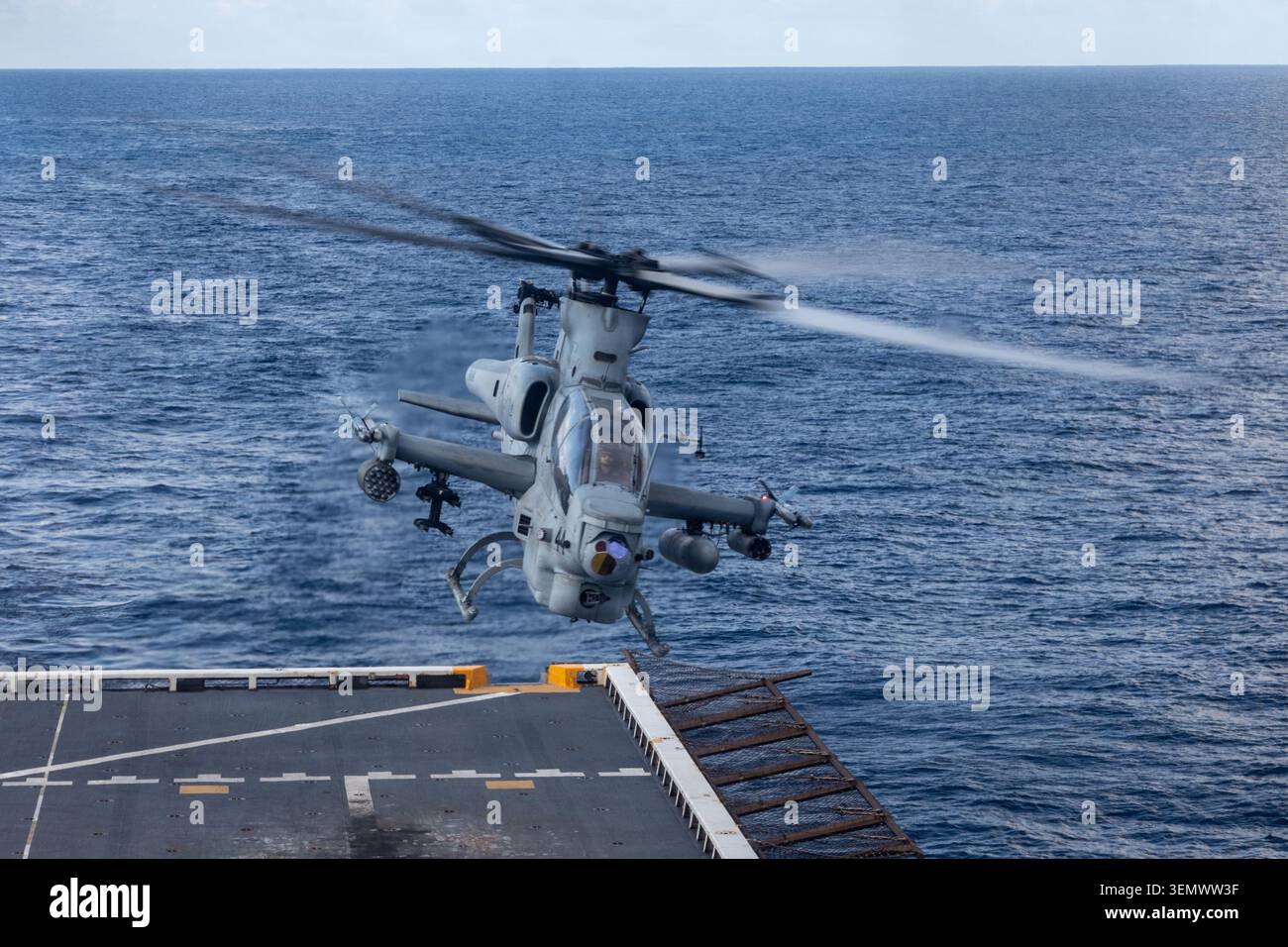 Un elicottero US Marine AH-1Z Viper con Marine Medium Tiltrotor Squadron (VMM) 263 (rinforzato), 22nd Marine Expeditionary Unit (Special Operations Foto Stock
