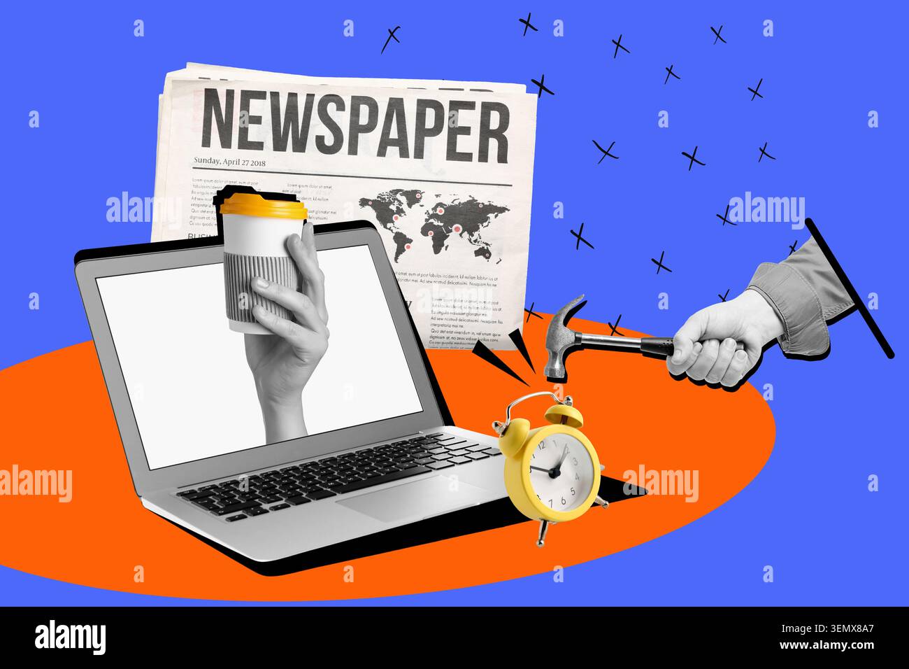 Trasformazione digitale e lavoro moderno con laptop, caffè, quotidiano, martello e sveglia Foto Stock
