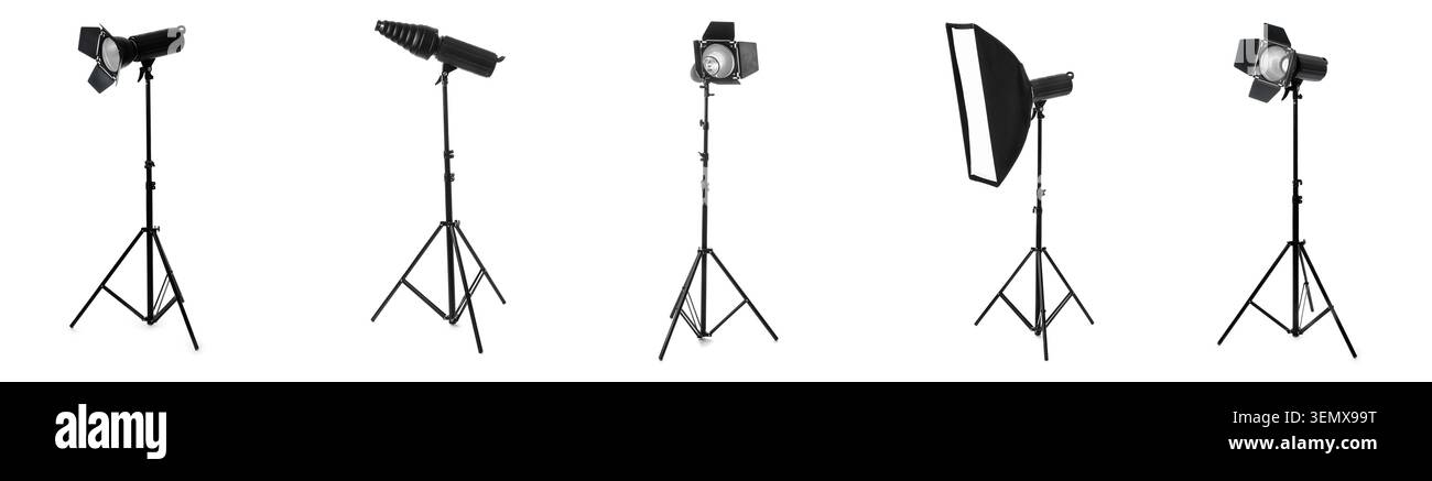 Collezione professionale di apparecchiature di illuminazione da studio con varie luci fotografiche e supporti per la produzione creativa, questo assortimento include diversi modelli Foto Stock