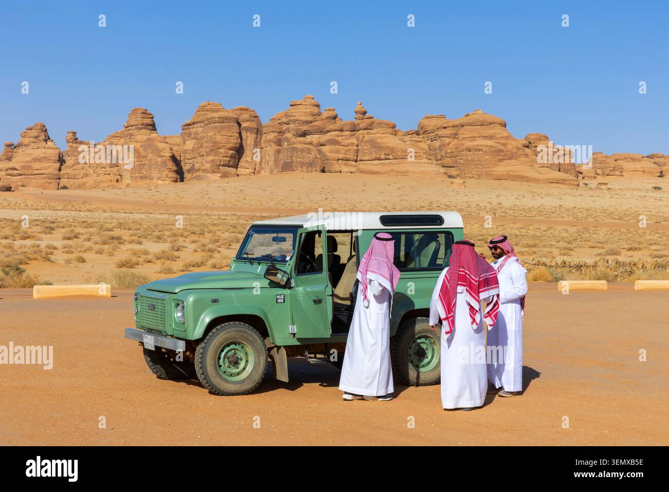 Tre ranger del parco che parlano tra loro a Jabal AlAhmar nell'antico sito archeologico nabateo di Hegra, Arabia Saudita Foto Stock