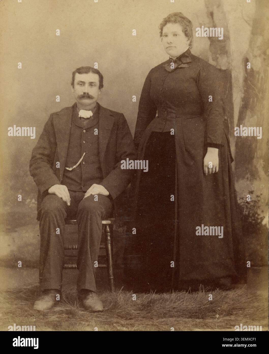 foto con tessera d'antiquariato del 1800, con una coppia in abiti d'epoca Foto Stock