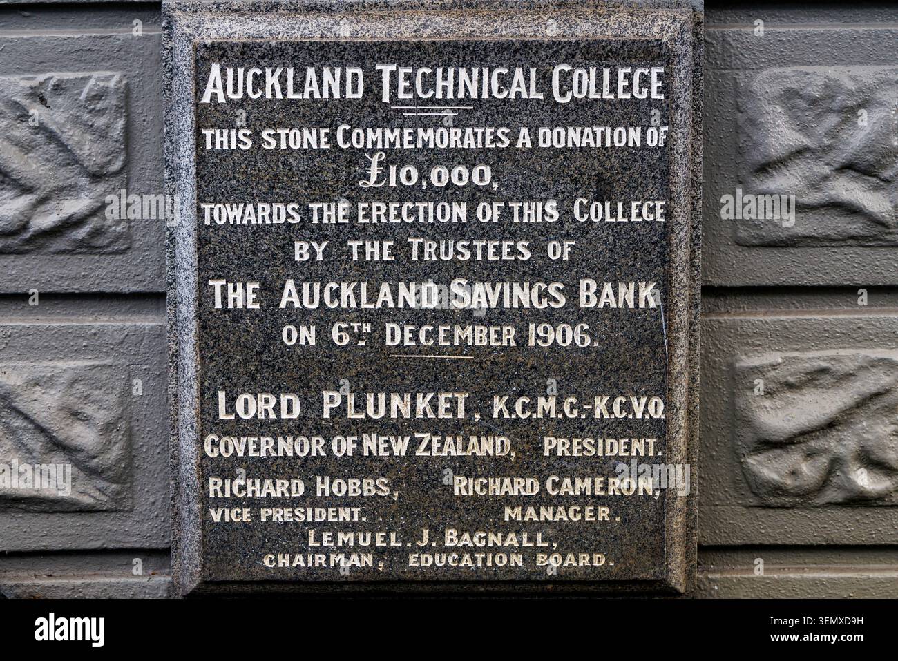 Targa di pietra della Fondazione per l'Auckland Technical College che commemora la donazione del 1906 da parte della Auckland Savings Bank Foto Stock
