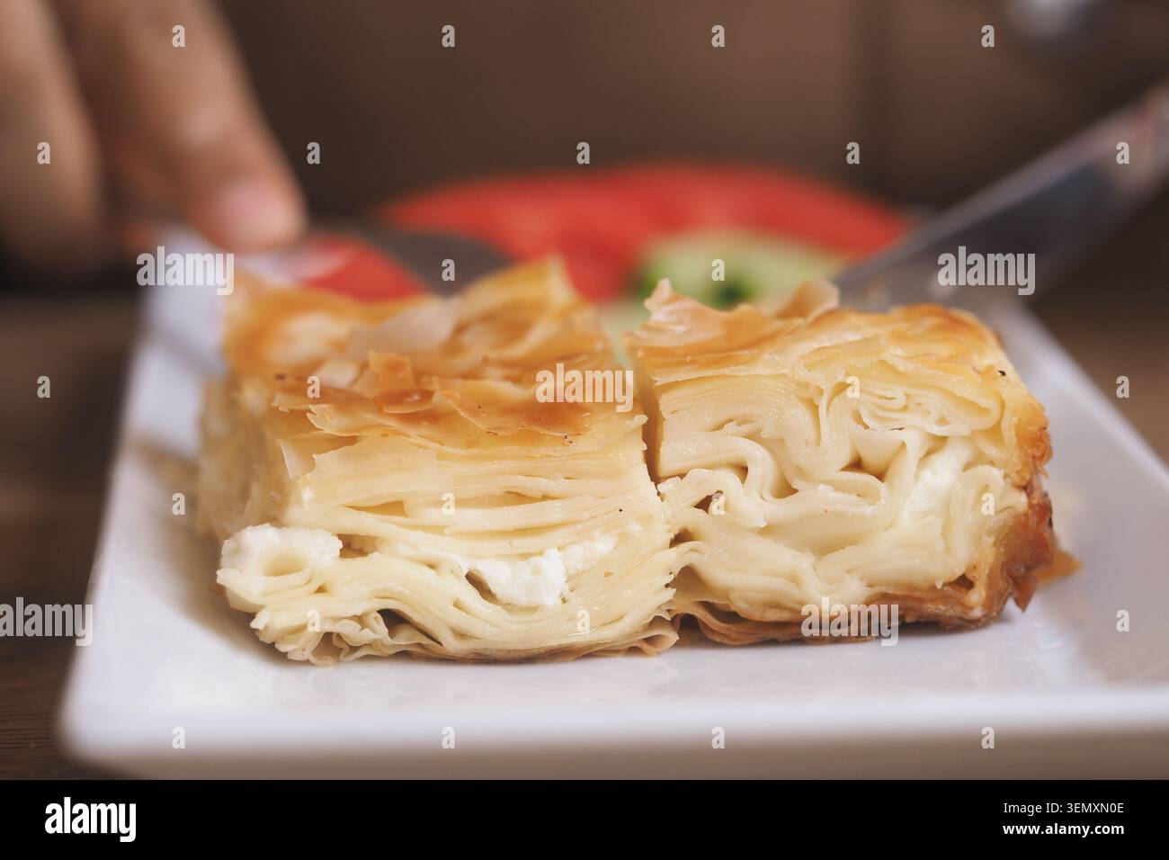 borek turco servito su un piatto a un tavolo da pranzo Foto Stock