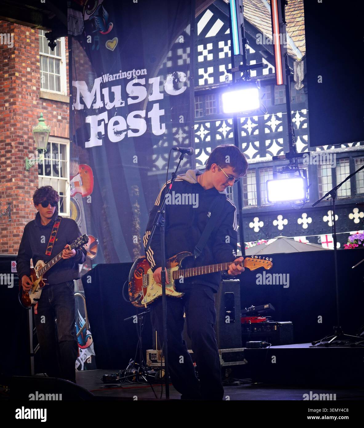 I Black Desert 4-Piece band si esibiscono dal vivo al Warrington Music Festival sul palco di Golden Square a Old Market Place, Warrington, giugno 2026 Foto Stock