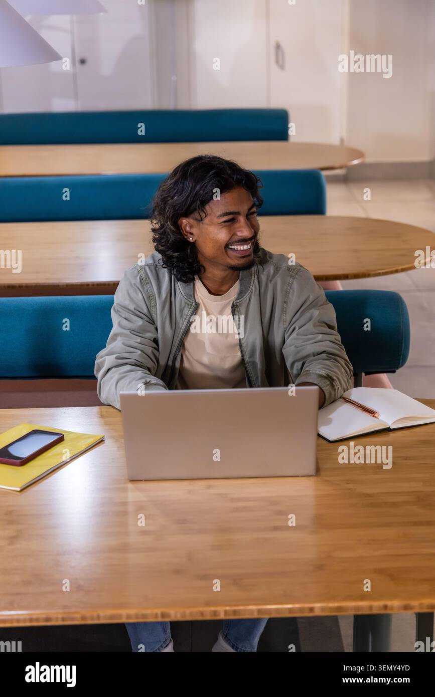 Assistente chat che richiede un puzzle più chiaro e sfocato nella finestra di chat offrendo al contempo l'aggiunta di risolvere Foto Stock