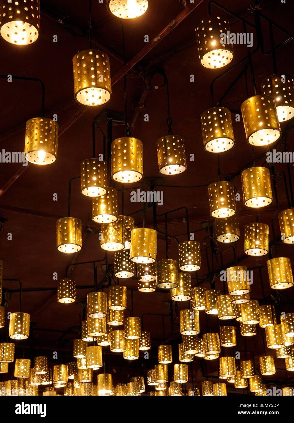 Le plafoniere a forma di lanterna utilizzavano elementi decorativi Foto Stock