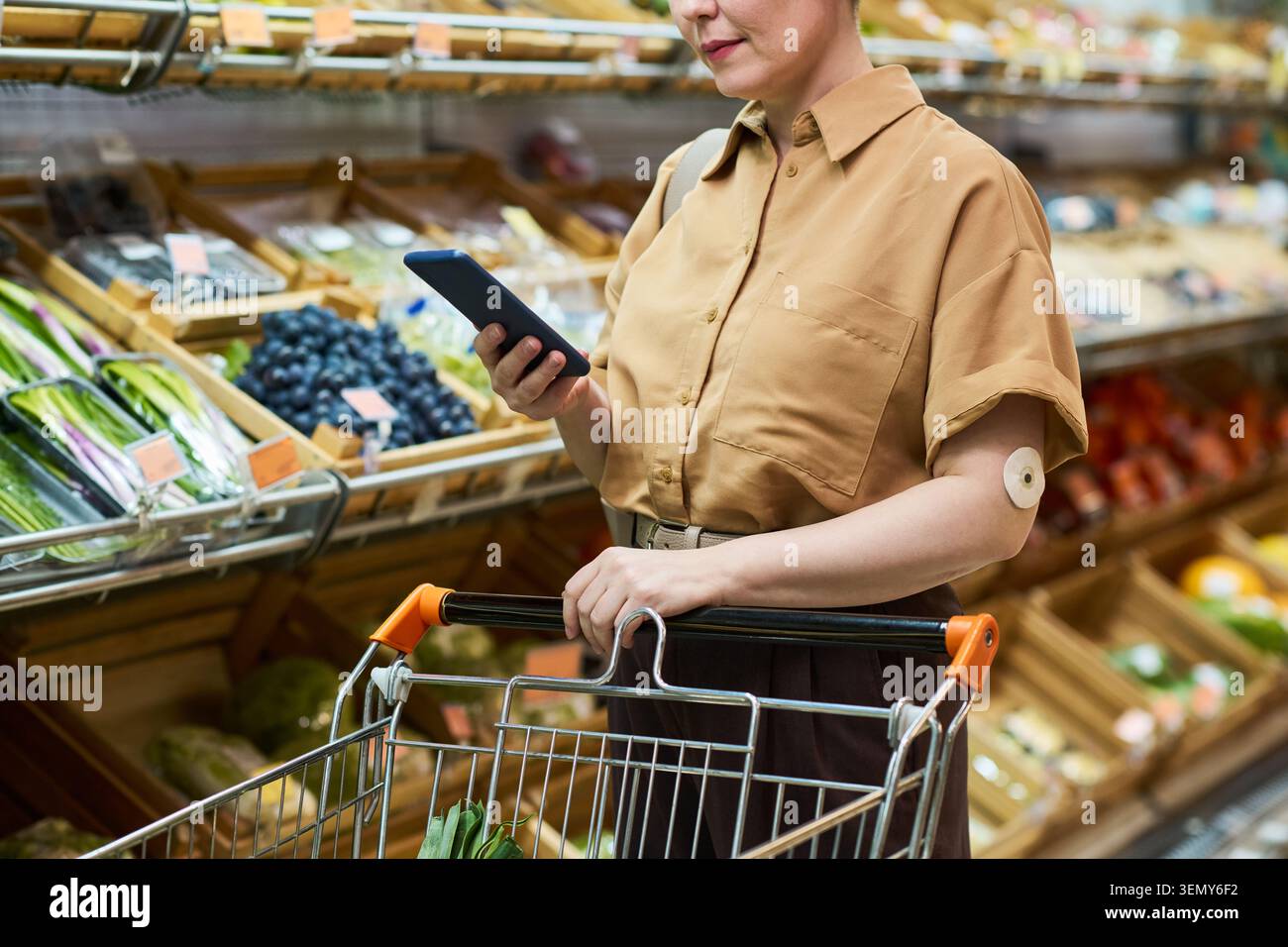 Donna di mezza età con diabete che acquista per cibo sano Foto Stock