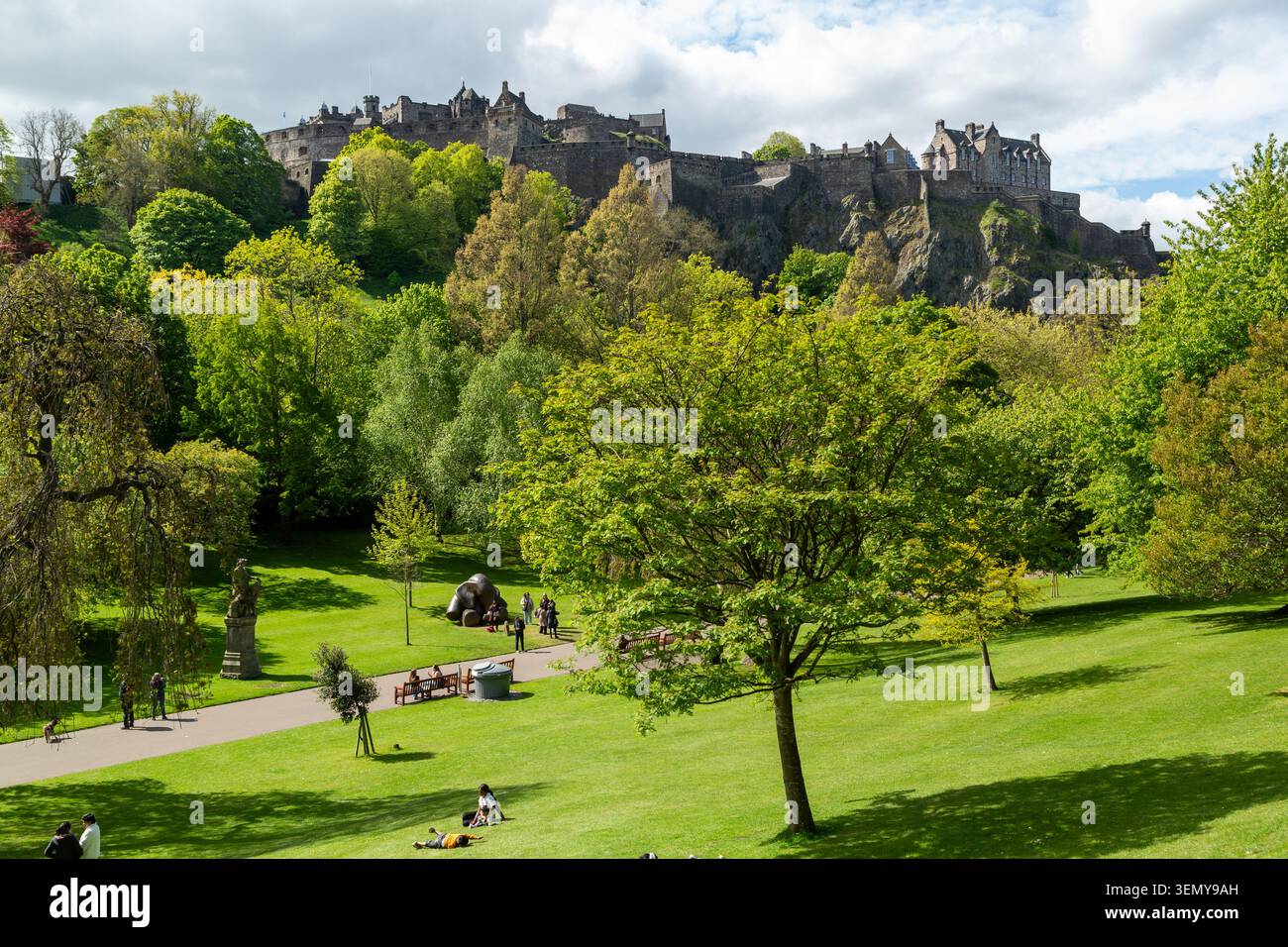 Vista del castello di Edimburgo dai Giardini di Princes Street in una giornata di sole in primavera. Edimburgo, Scozia, Regno Unito Foto Stock