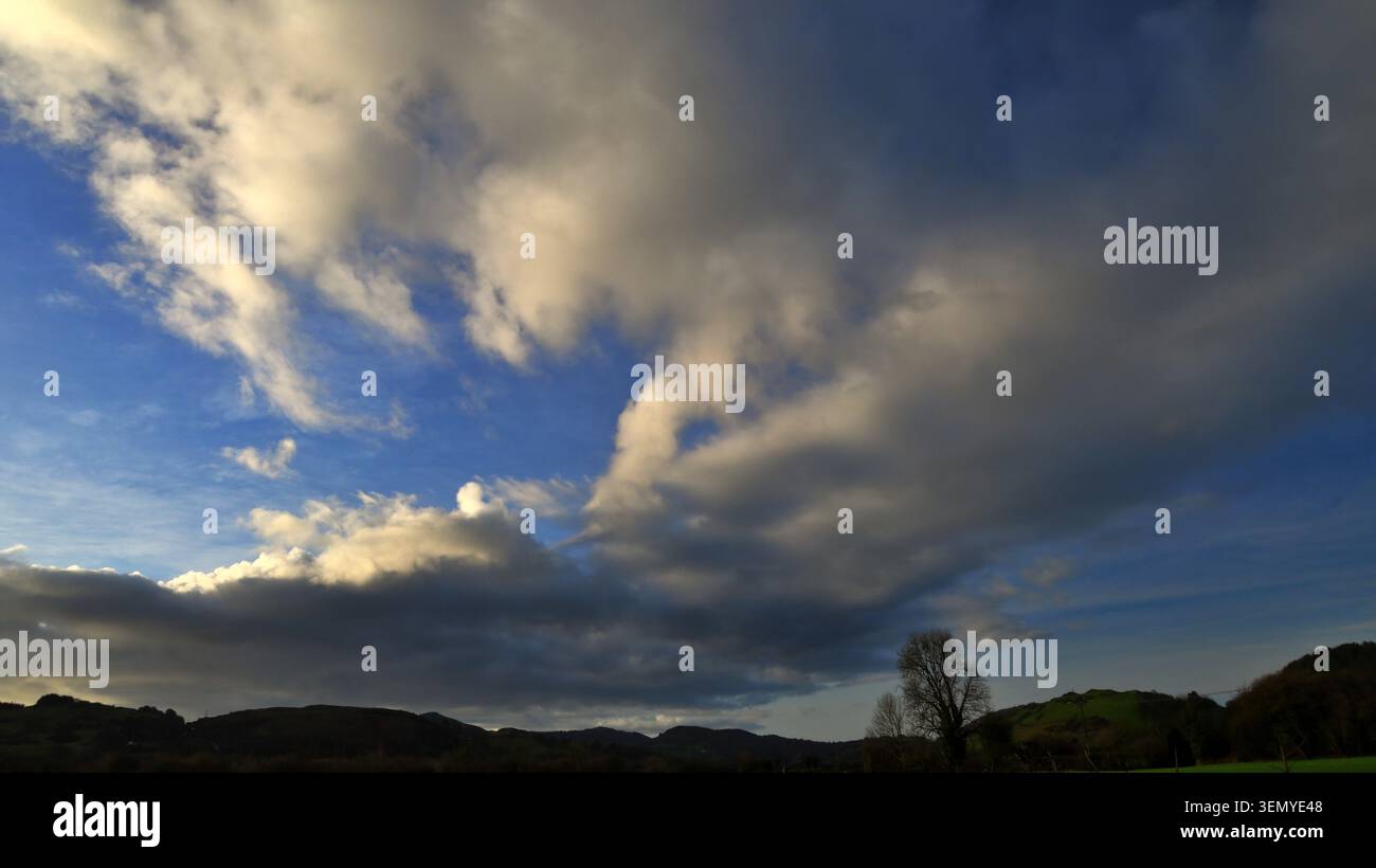 Strato nuvoloso di Stratocumulus sopra la valle di Dyfi nel Galles centrale. Foto Stock