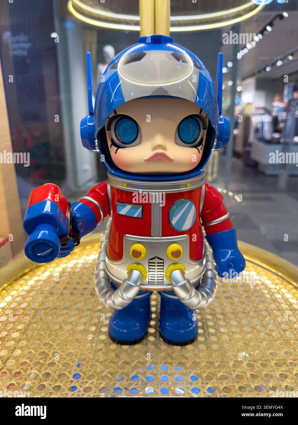 Questo espositore per punti vendita al dettaglio presenta un personaggio crossover molto ricercato della linea premium di POP MART: Il MEGA SPACE MOLLY 400% Optimus prime. Foto Stock