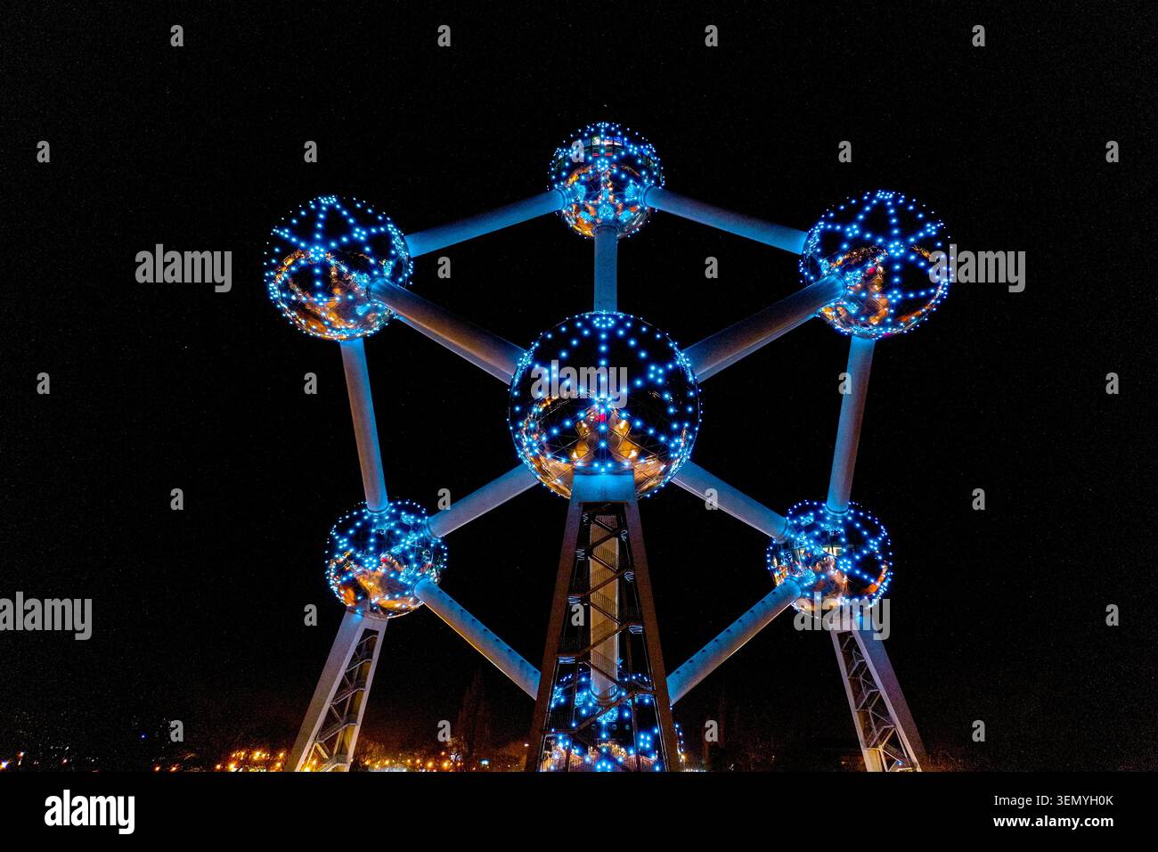 Vista notturna delle sfere illuminate dall'Atomium con luci a punti LED blu e tubi di collegamento in acciaio contro il cielo scuro, Bruxelles, Belgio Foto Stock