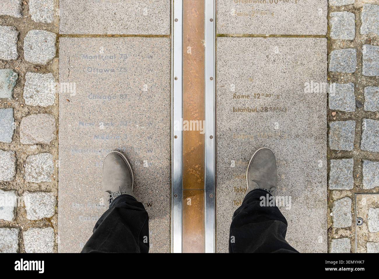 LONDRA - 14 APRILE 2022: Passeggiata sulla Greenwich Meridian Line presso il Royal Observatory, Greenwich Park, Londra, Inghilterra, Regno Unito Foto Stock