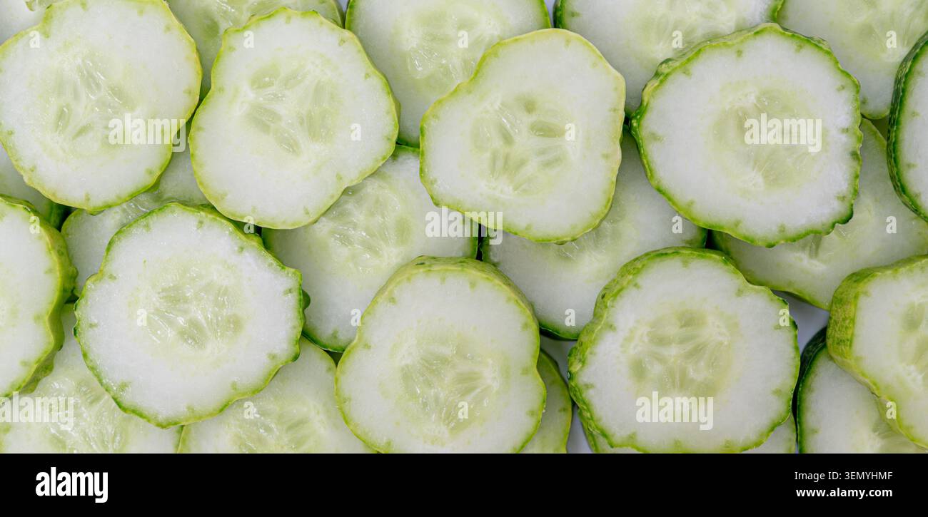 Primo piano consistenza di fette di cetriolo organico, sfondo alimentare sano Foto Stock