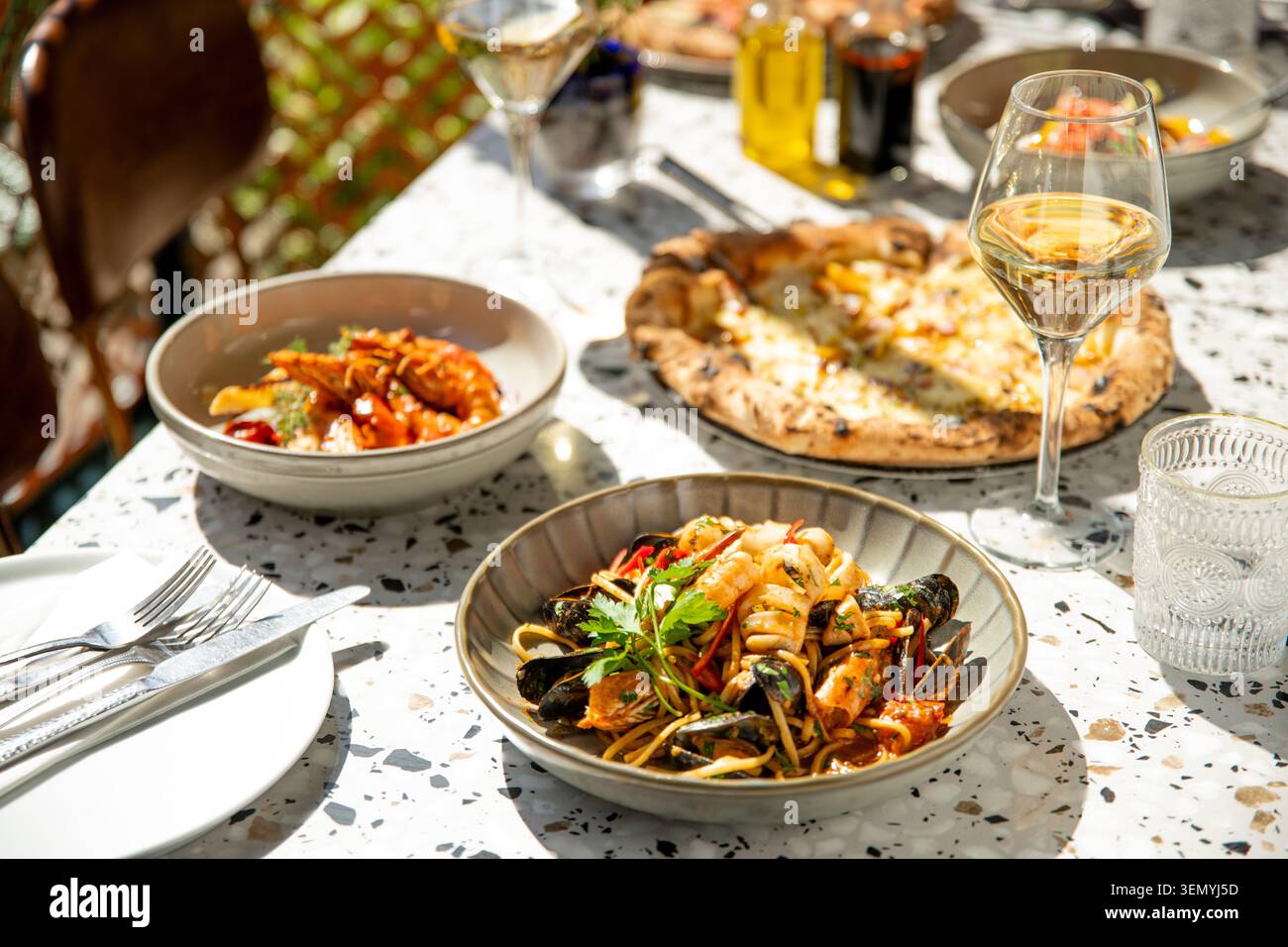 Delizioso banchetto di pesce al Sunny Outdoor Dining Table nel primo pomeriggio Foto Stock