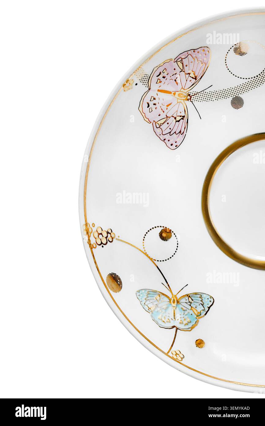 Parte di un elegante piattino dorato in porcellana isolato su sfondo bianco Foto Stock