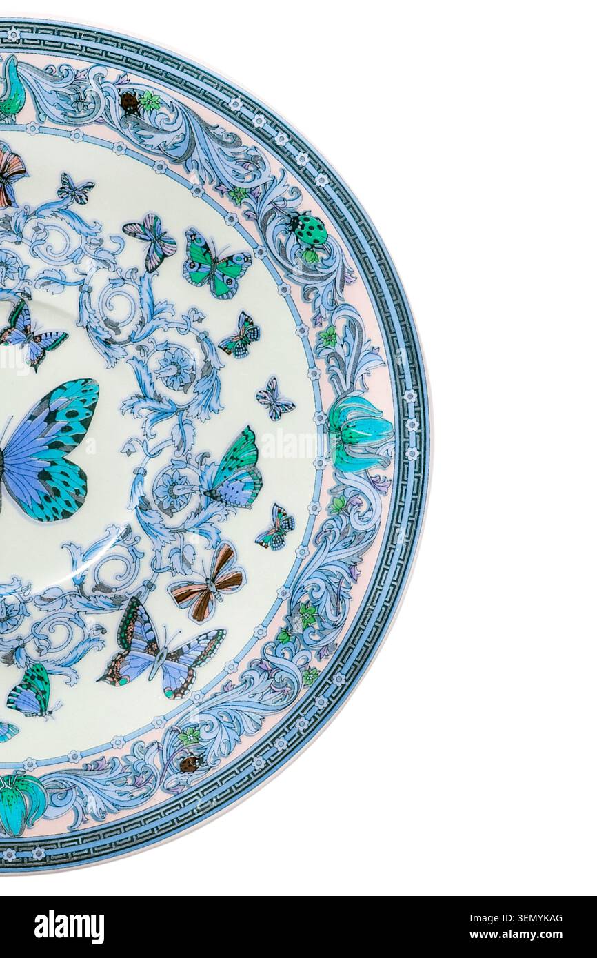 Parte di piattino in ceramica verniciato isolato su sfondo bianco Foto Stock
