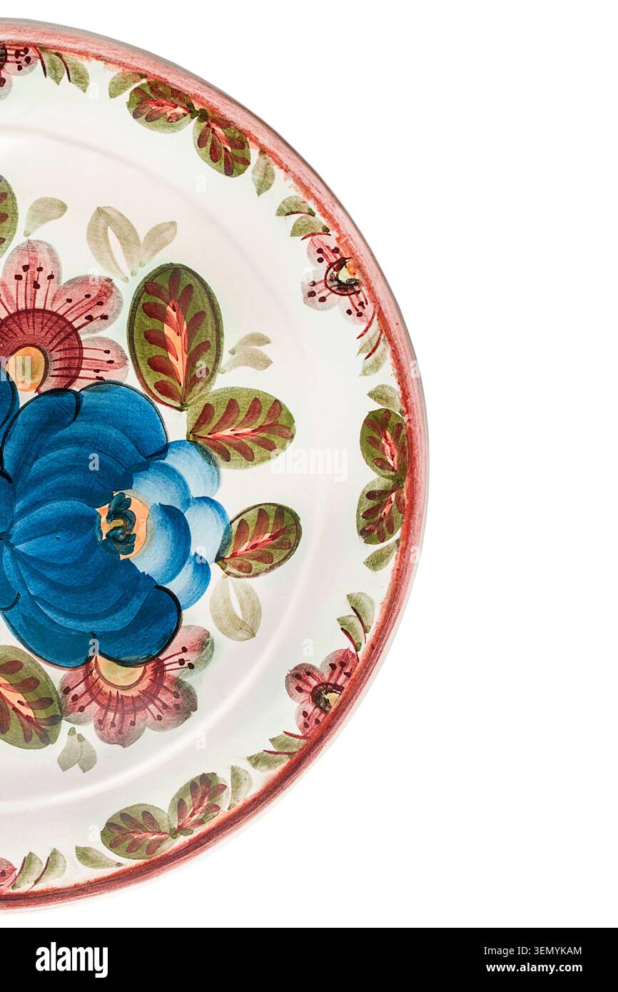Metà di lastre in ceramica dipinte artistiche isolate su sfondo bianco Foto Stock