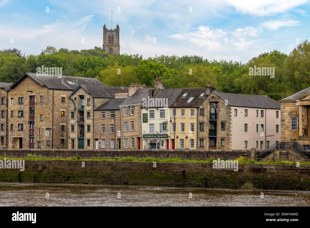 Lo storico lungomare e i magazzini convertiti del XVIII secolo di St George's Quay lungo il fiume Lune a Lancaster, Lancashire. Foto Stock