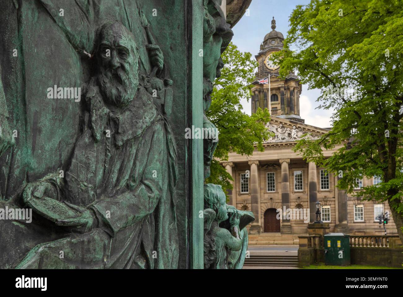 L'architettura storica e il Queen Victoria Monument in Dalton Square, situato nel centro della città di Lancaster, Lancashire, Inghilterra. Foto Stock