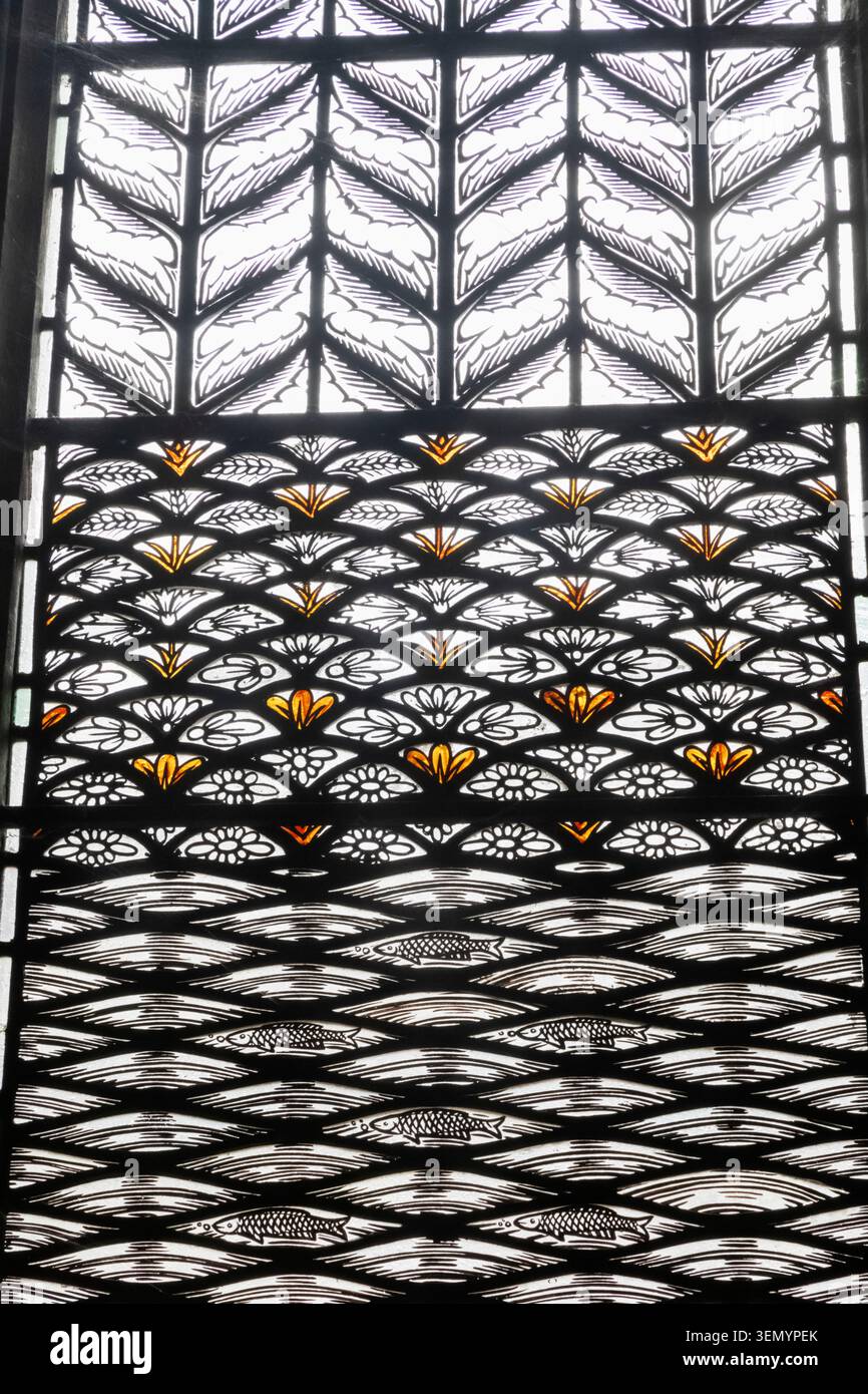 Inghilterra, Hampshire, Winchester, Kingsgate, Winchester College, College Hall, vetrate colorate raffiguranti anelli celtici e design Foto Stock